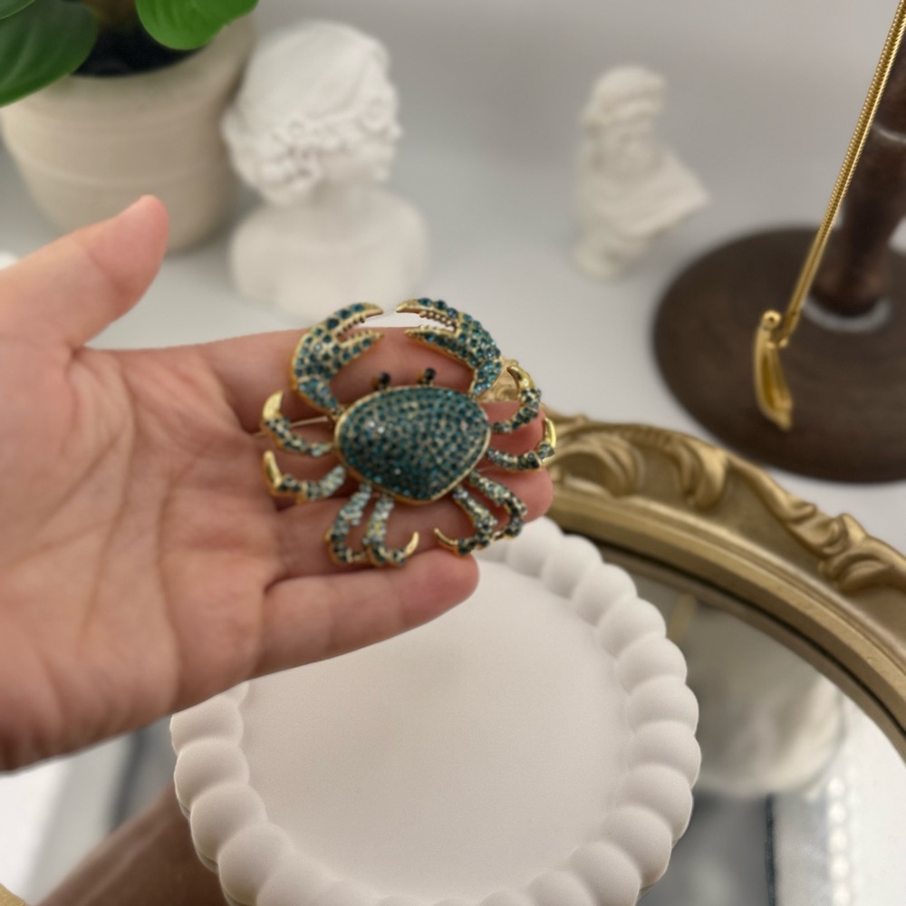 Blue Crab Crystal Brooch Pin 🦀✨ - Picture 7 of 11